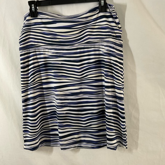 Casual stretch Ellie Kai skirt in contrasting shades of blue stripe &white large - Picture 2 of 8